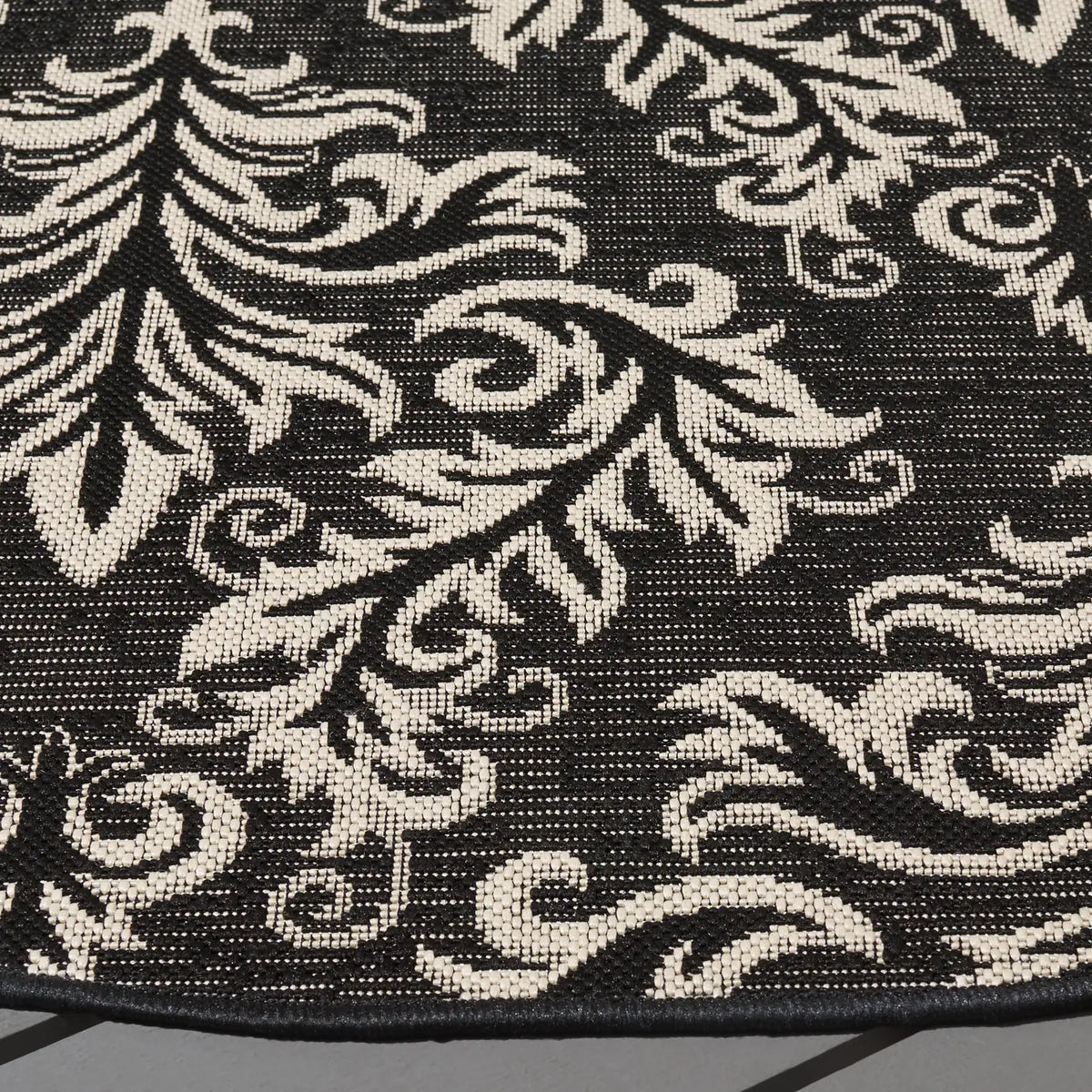 Safavieh Courtyard 6'-7" x 6'-7" Rug in Black / Creme