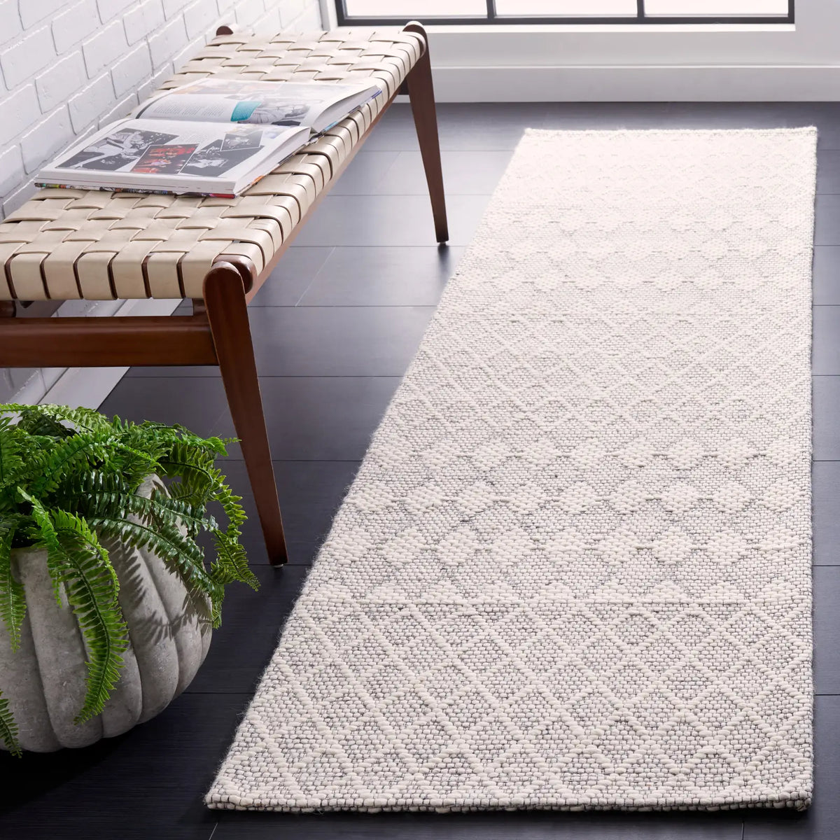 Safavieh Marbella 2'-3" x 8'-0" Rug in Ivory
