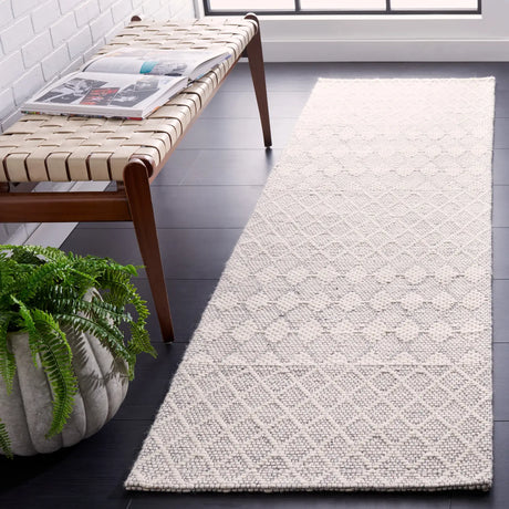 Safavieh Marbella 2'-3" x 8'-0" Rug in Ivory