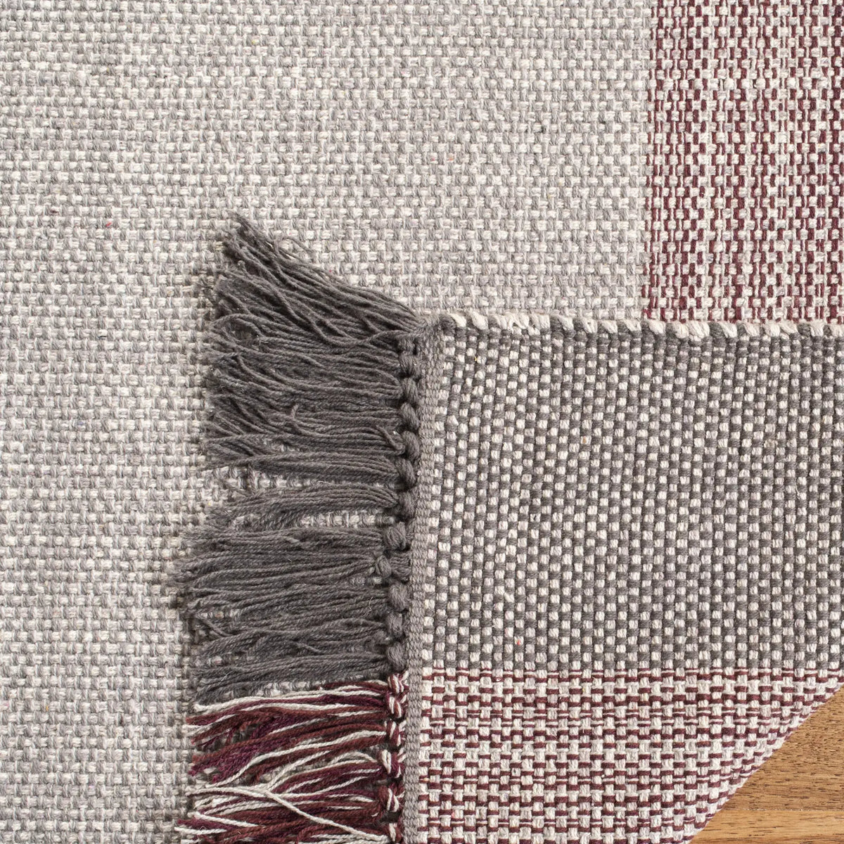 Safavieh Montauk 5'-0" x 8'-0" Rug in Wine / Grey