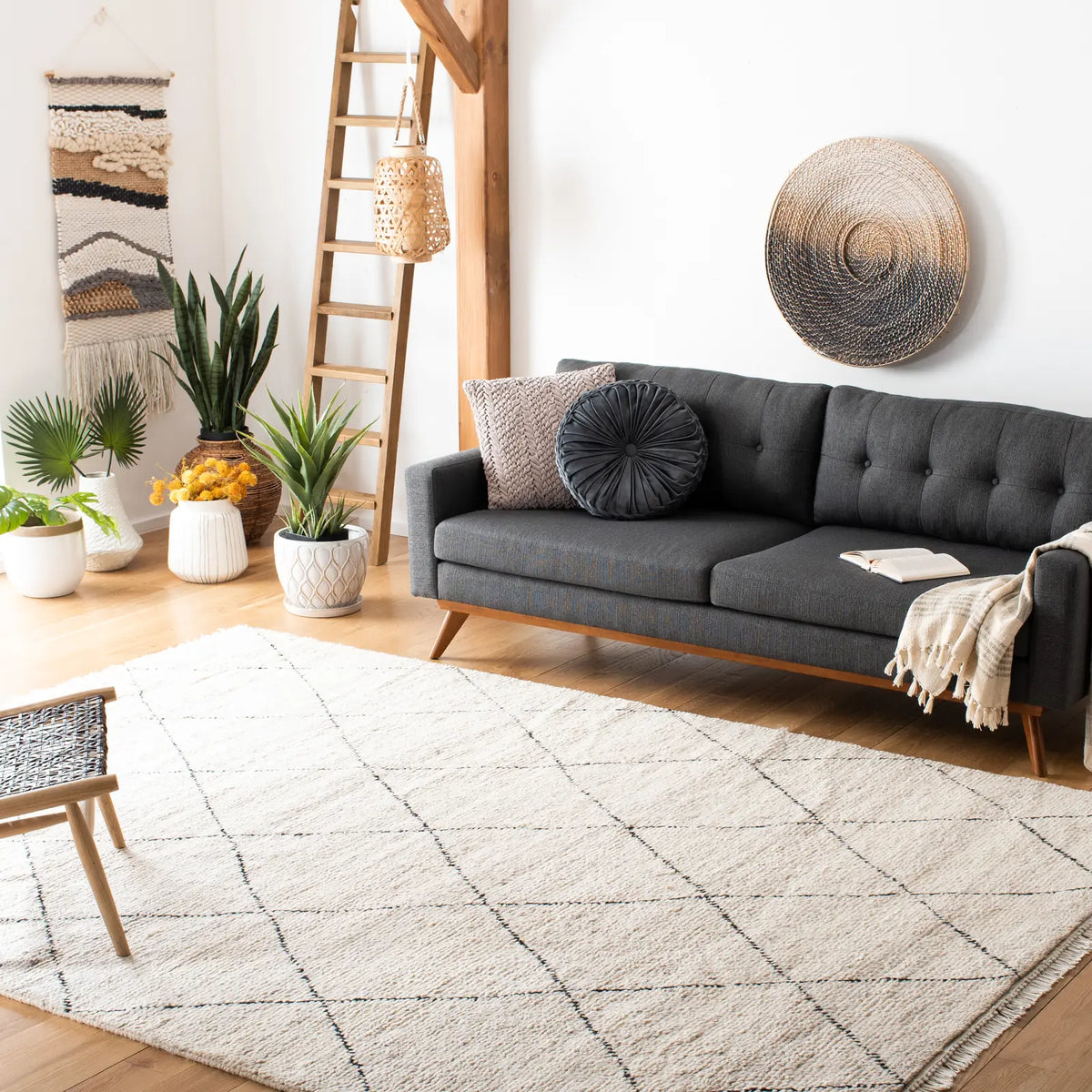 Safavieh Casablanca 8'-0" x 10'-0" Rug in Ivory / Black