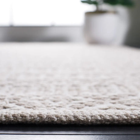 Safavieh Montauk 5'-0" x 8'-0" Rug in Ivory / Grey