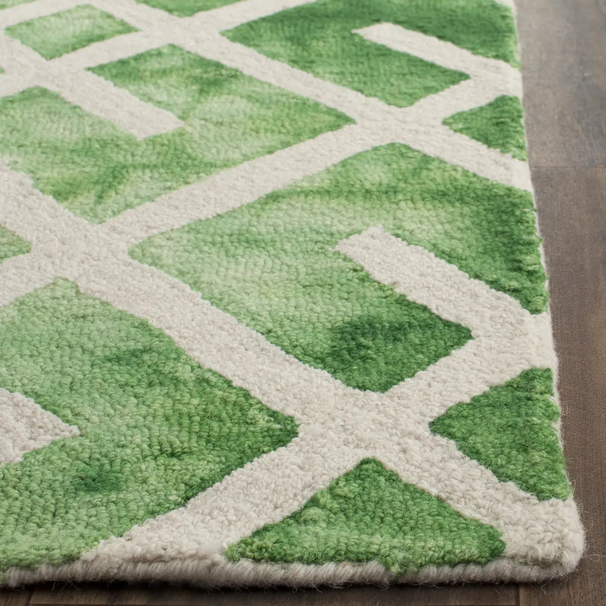 Safavieh Dip Dye 2'-3" x 6'-0" Rug in Green / Ivory