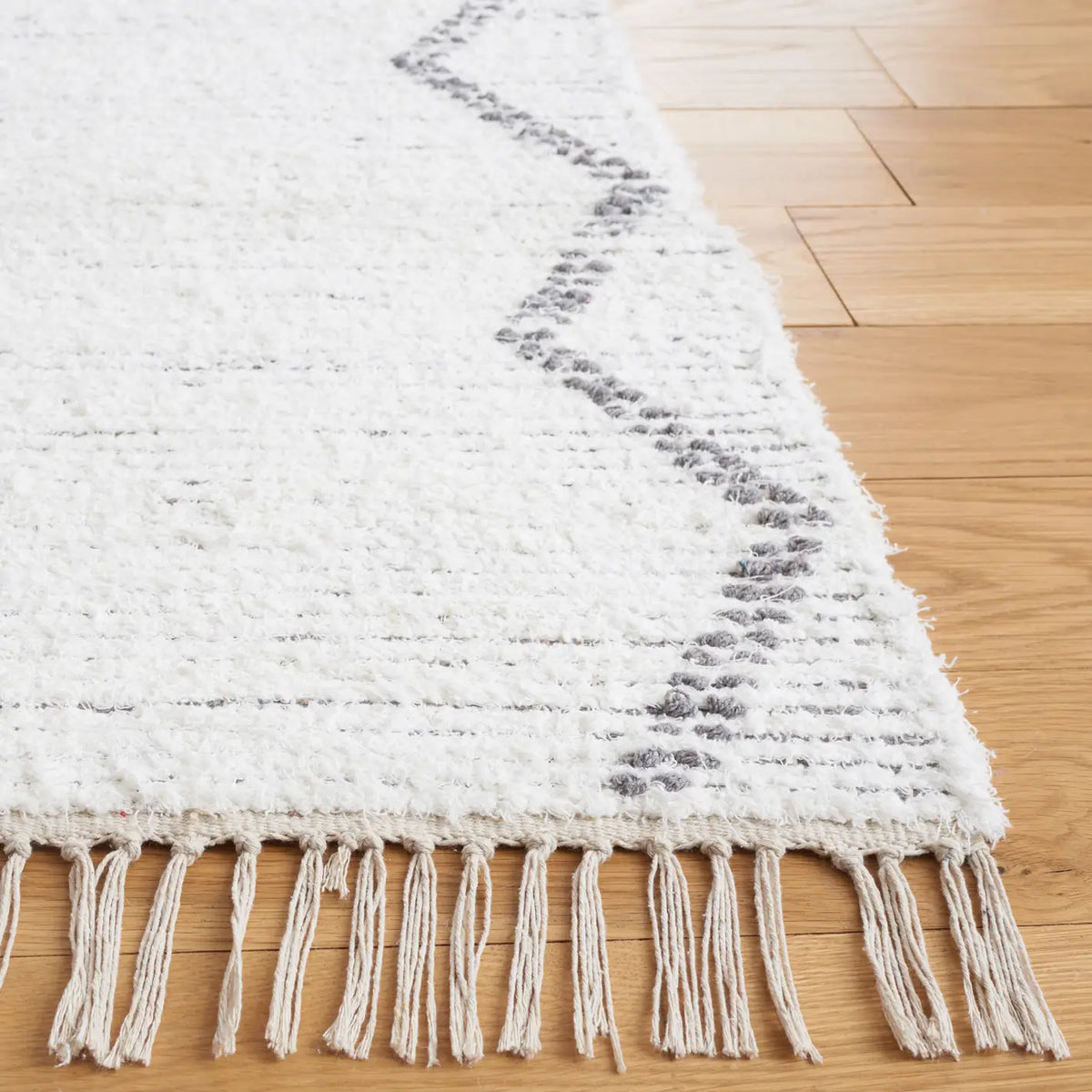 Safavieh Casablanca 4'-0" x 6'-0" Rug in Ivory / Grey