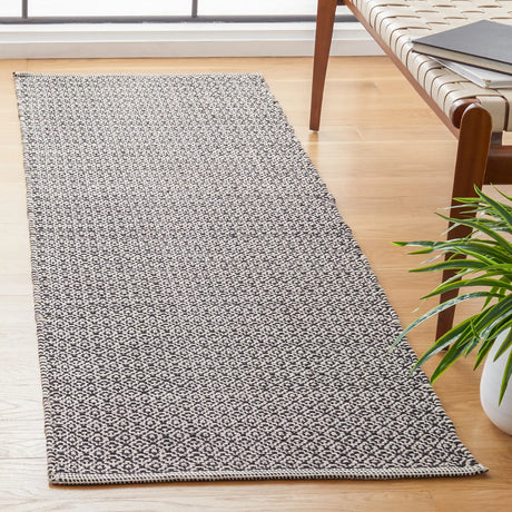 Safavieh Montauk 2'-3" x 7'-0" Rug in Ivory / Black