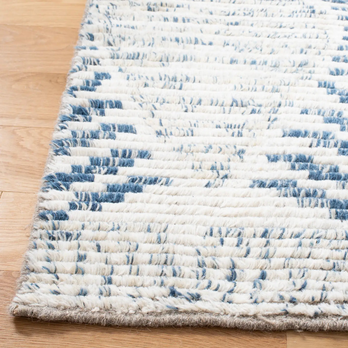 Safavieh Kenya 6'-0" x 9'-0" Rug in Blue / Ivory