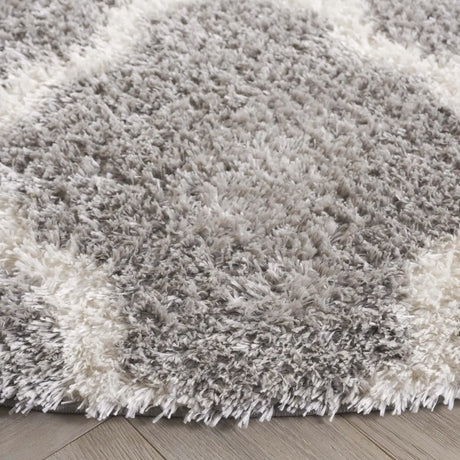 Safavieh Tahoe Shag 6'-7" x 6'-7" Rug in White / Silver