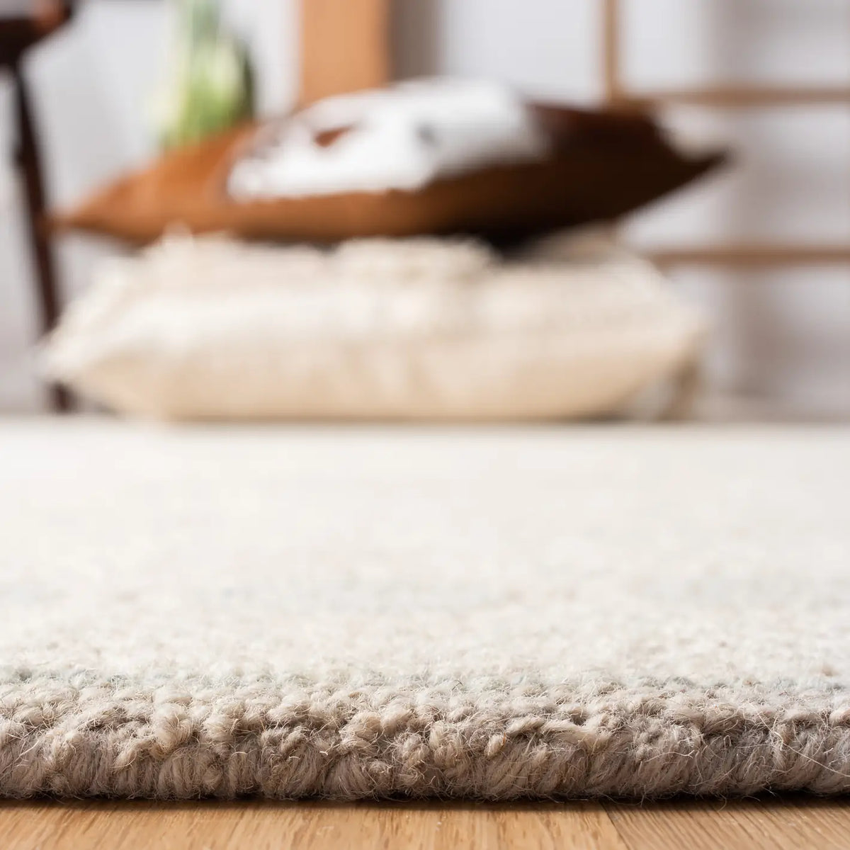 Safavieh Micro-Loop 4'-0" x 6'-0" Rug in Silver / Beige