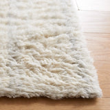 Safavieh Casablanca 4'-0" x 6'-0" Rug in Silver / Ivory