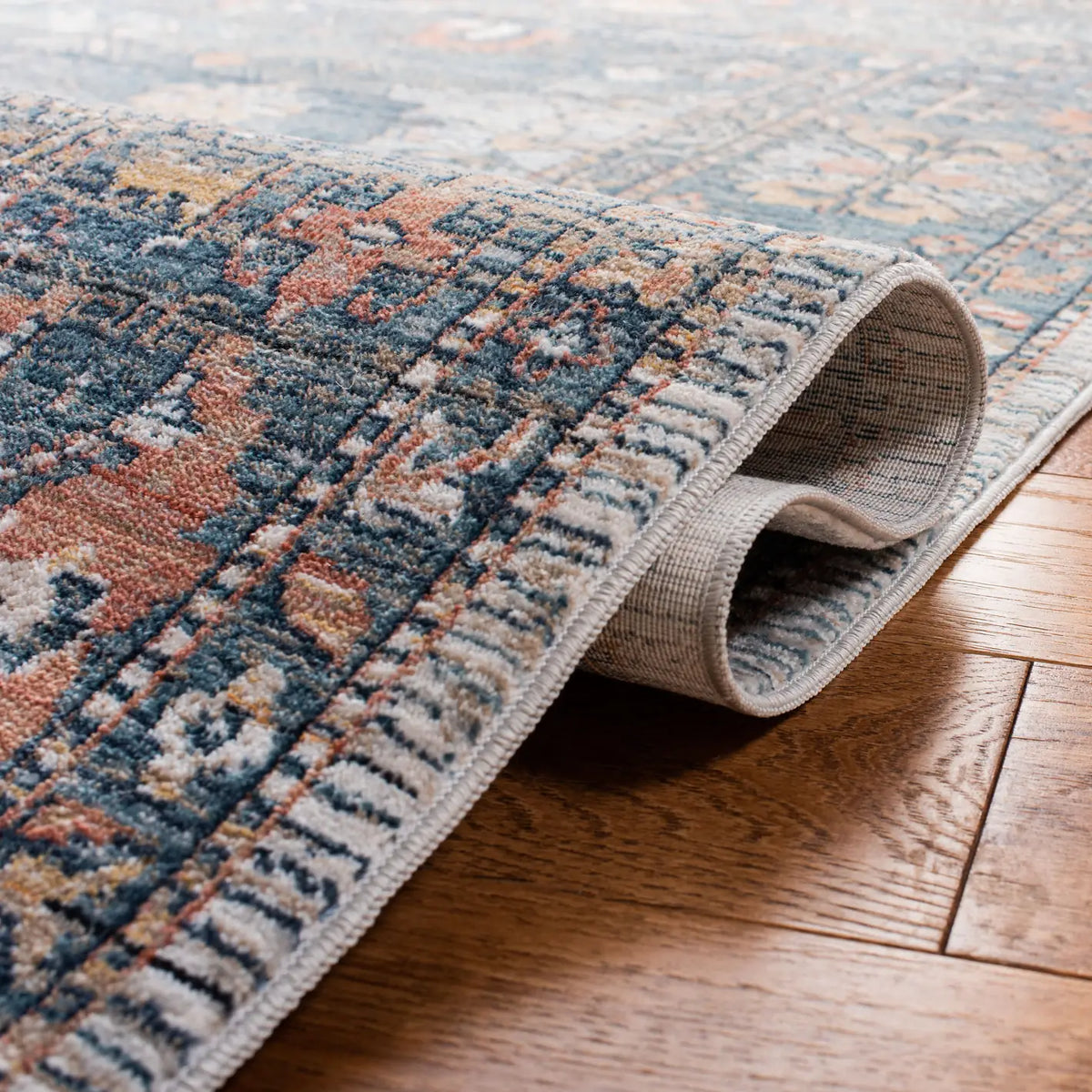 Safavieh Victoria 4'-0" x 6'-0" Rug in Blue / Ivory
