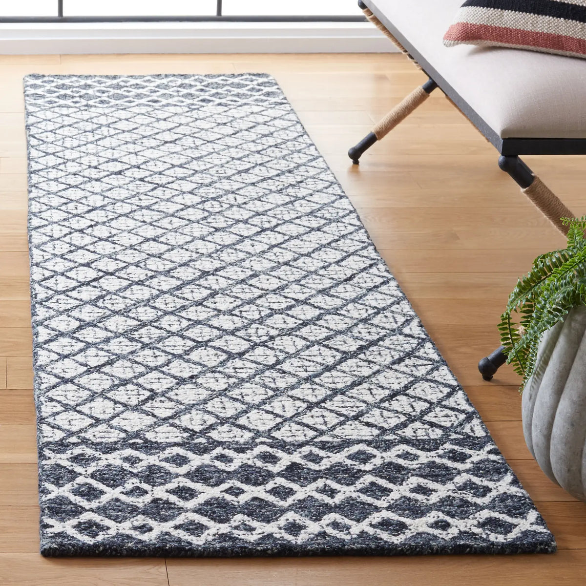 Safavieh Abstract 2'-3" x 8'-0" Rug in Ivory / Navy