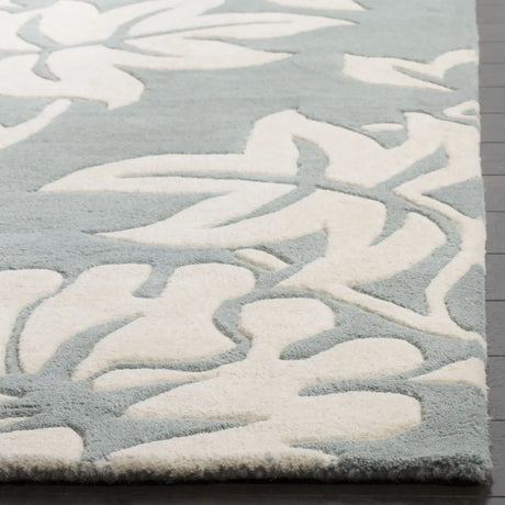 Safavieh Soho 3'-6" x 5'-6" Rug in Blue / Ivory
