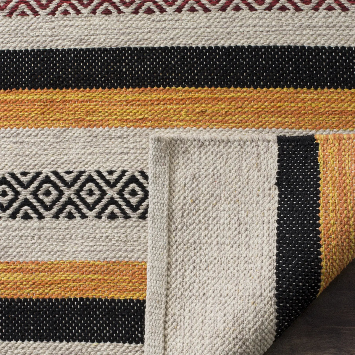 Safavieh Montauk 4'-0" x 6'-0" Rug in Red / Multi