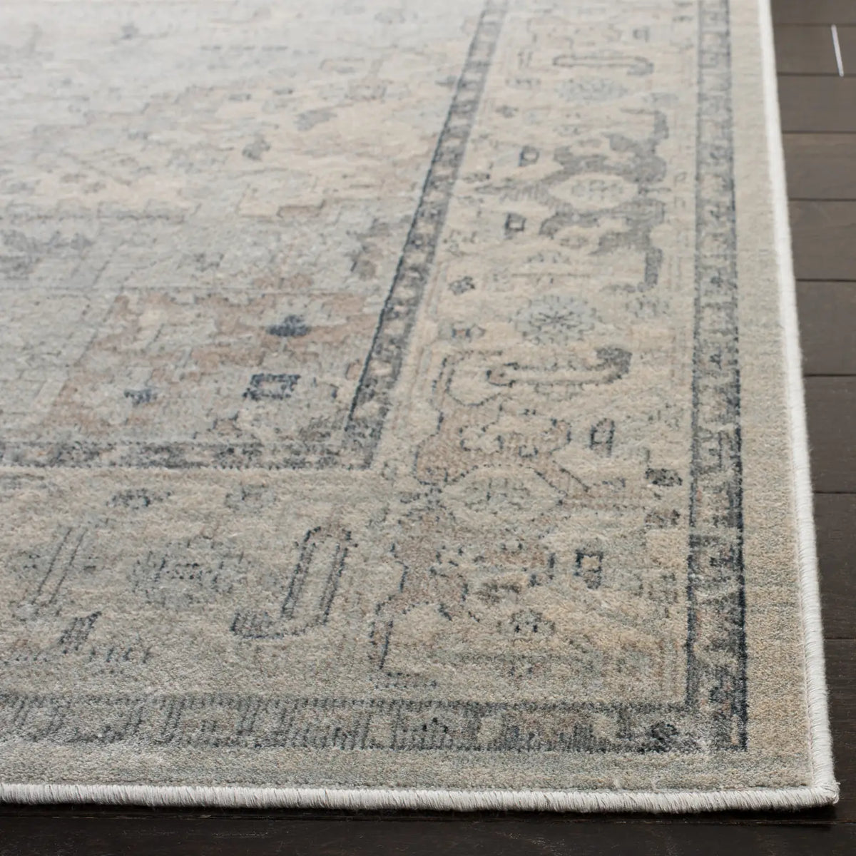 Safavieh Vintage 5'-3" x 7'-6" Rug in Light Blue