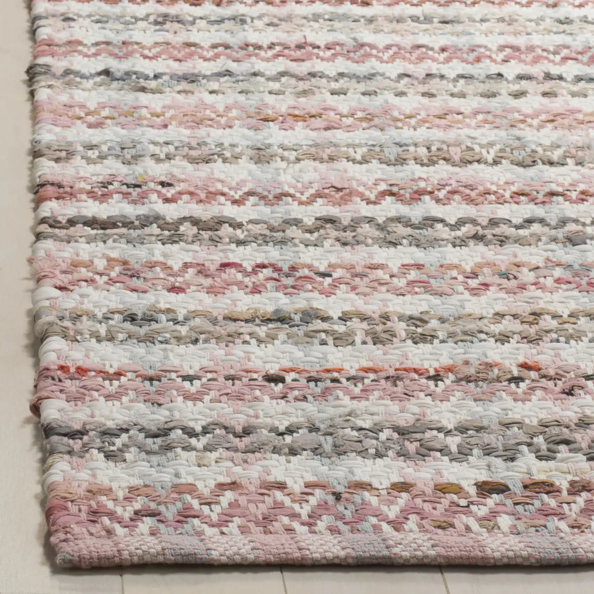 Safavieh Montauk 5'-0" x 8'-0" Rug in Pink / Multi