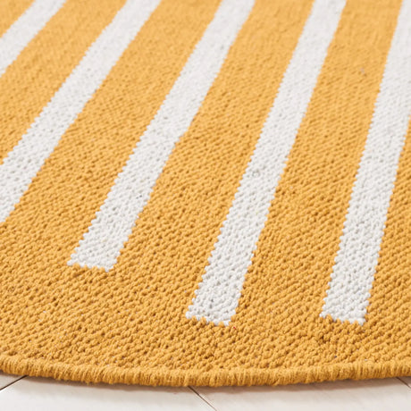 Safavieh Montauk 6'-0" x 6'-0" Rug in Gold / Ivory