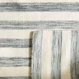 Safavieh Dhurries 4'-0" x 6'-0" Rug in Grey / Ivory