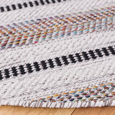 Safavieh Montauk 6'-0" x 6'-0" Rug in Grey / Ivory