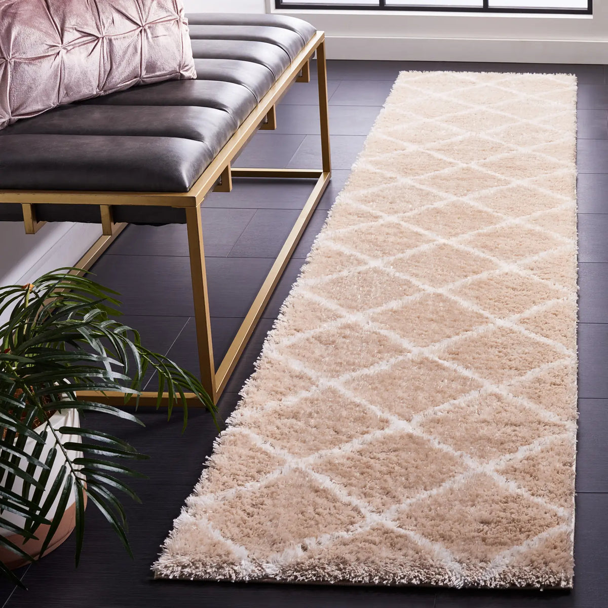 Safavieh Tahoe Shag 2'-0" x 9'-0" Rug in Beige / White