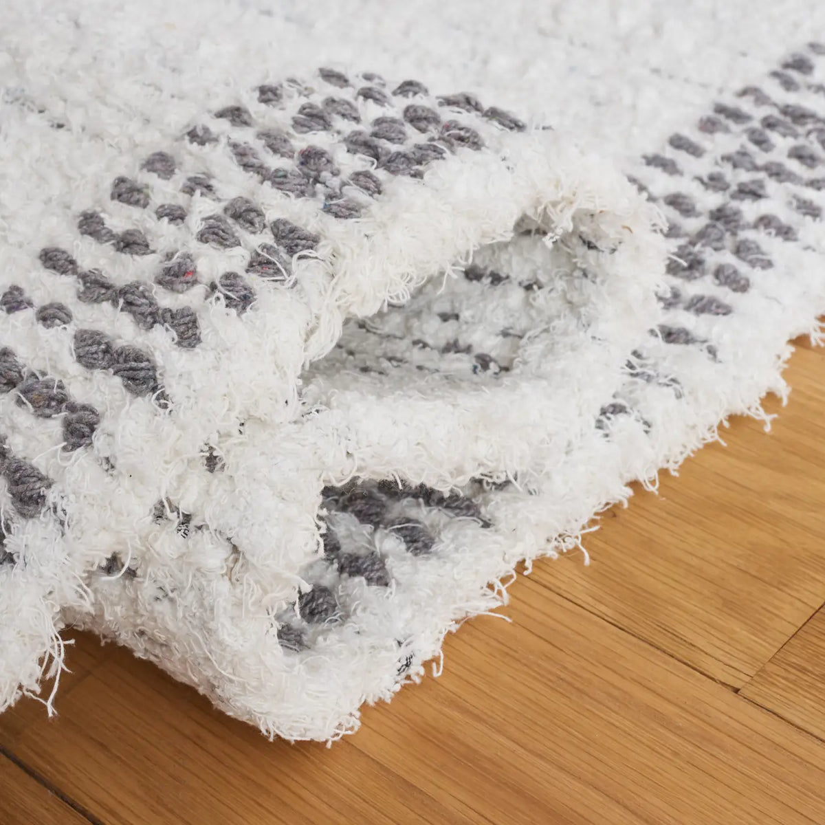 Safavieh Casablanca 4'-0" x 6'-0" Rug in Ivory / Grey