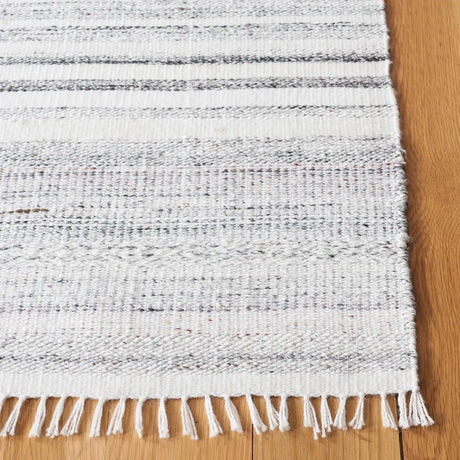 Safavieh Kilim 4'-0" x 6'-0" Rug in Ivory / Light Grey