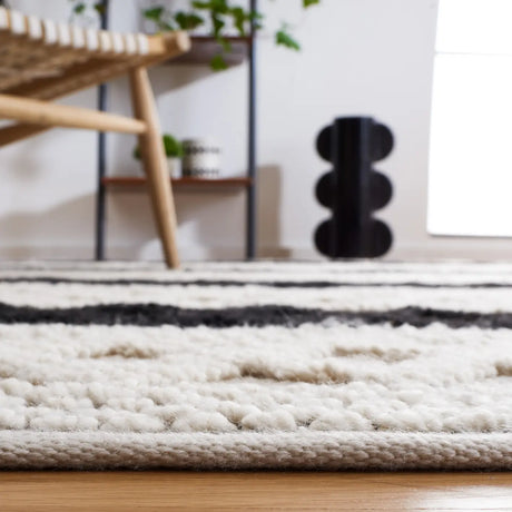 Safavieh Natura 4'-0" x 6'-0" Rug in Ivory / Black