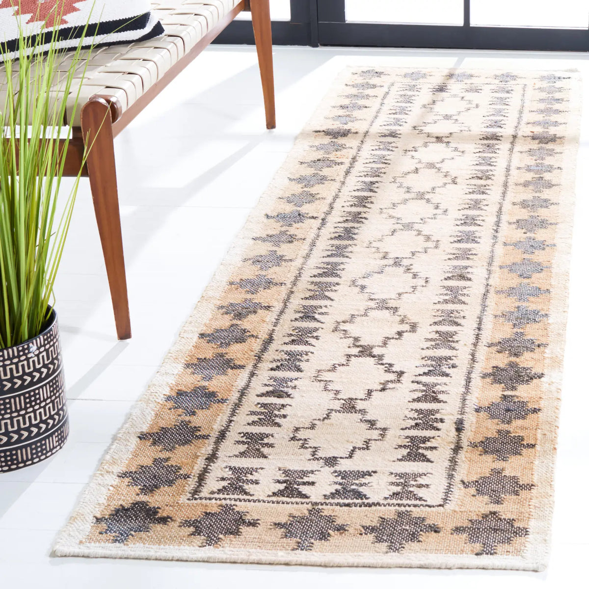 Safavieh Kilim 2'-3" x 7'-0" Rug in Ivory / Grey