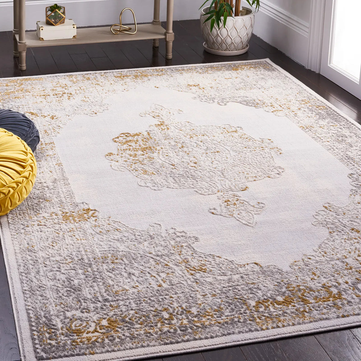 Safavieh Palma 4'-0" x 6'-0" Rug in Beige / Light Grey