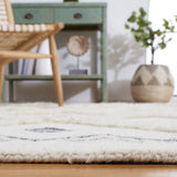 Safavieh Casablanca 4'-0" x 6'-0" Rug in Ivory / Black
