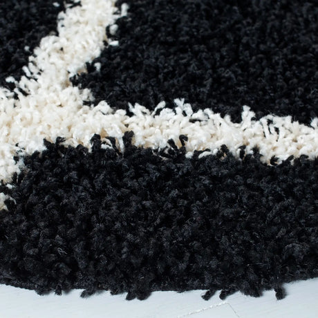 Safavieh Sgd-Dallas Shag 6'-0" x 6'-0" Rug in Black / Ivory