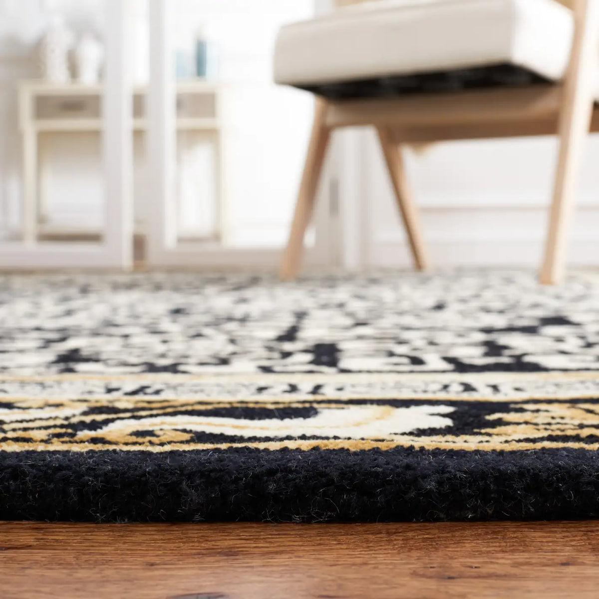 Safavieh Antiquity 4'-0" x 6'-0" Rug in Black / Ivory