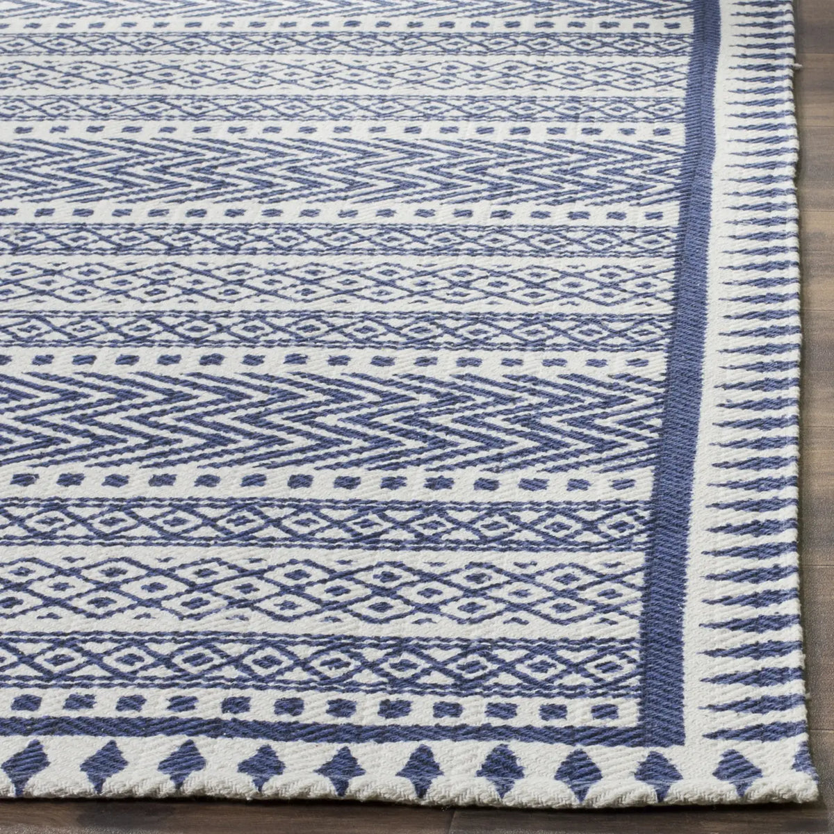 Safavieh Cedar Brook 4'-0" x 6'-0" Rug in Blue
