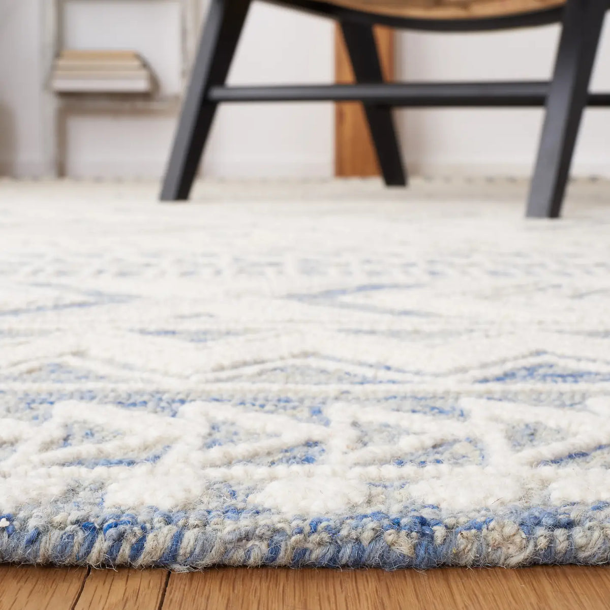 Safavieh Metro 4'-0" x 6'-0" Rug in Blue / Ivory