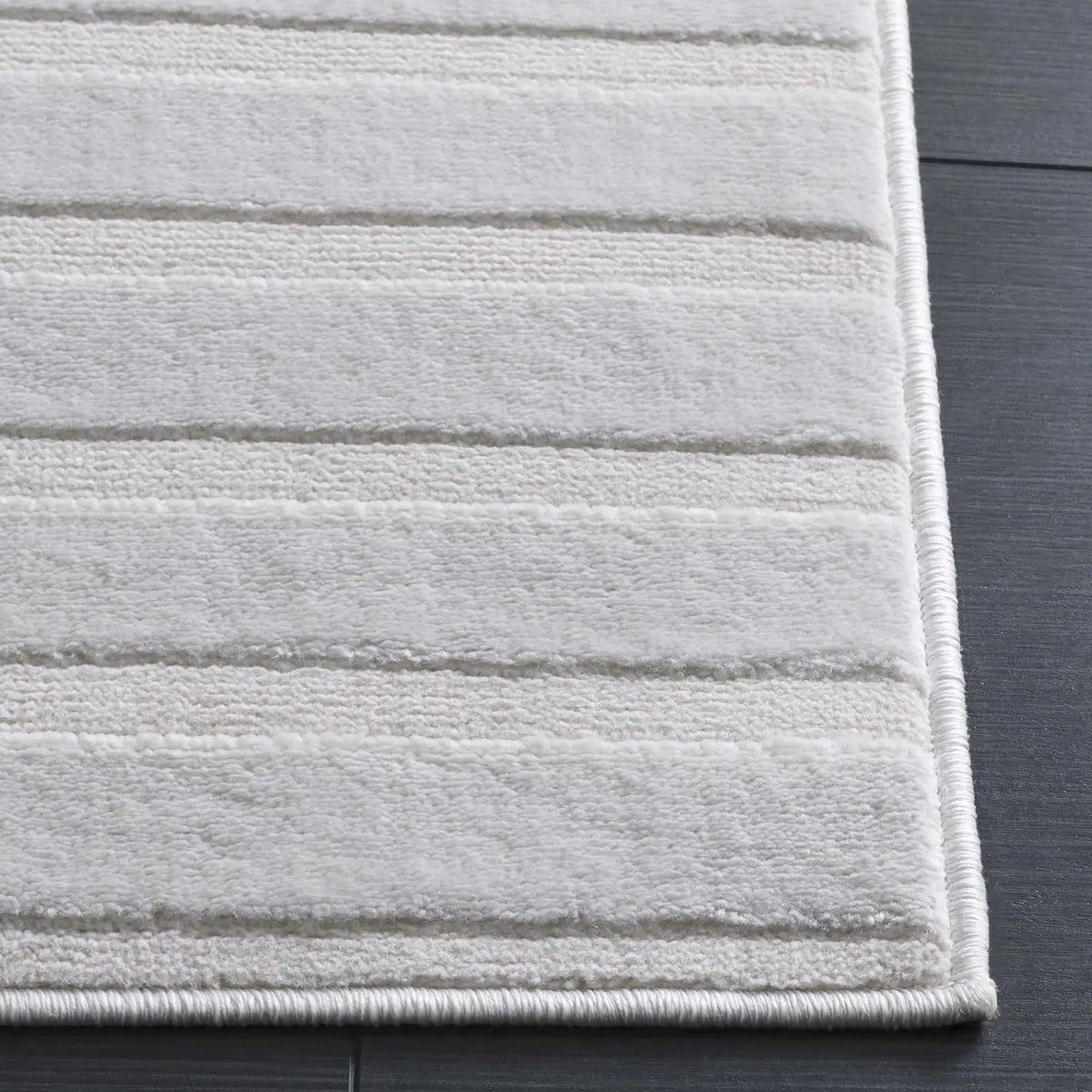 Safavieh Saylor 100 5'-5" x 7'-7" Rug in Ivory