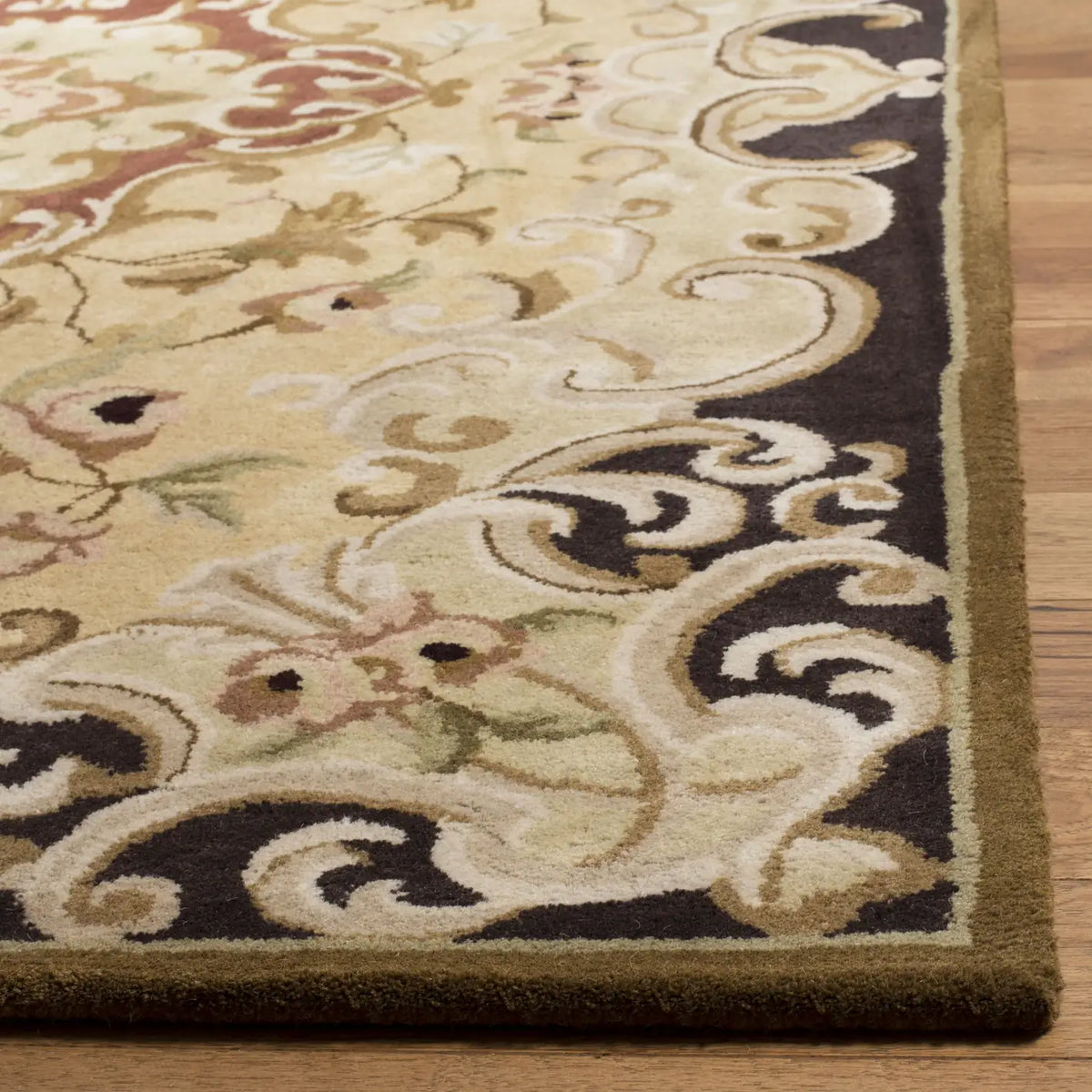 Safavieh Classic 5'-0" x 8'-0" Rug in Gold / Cola