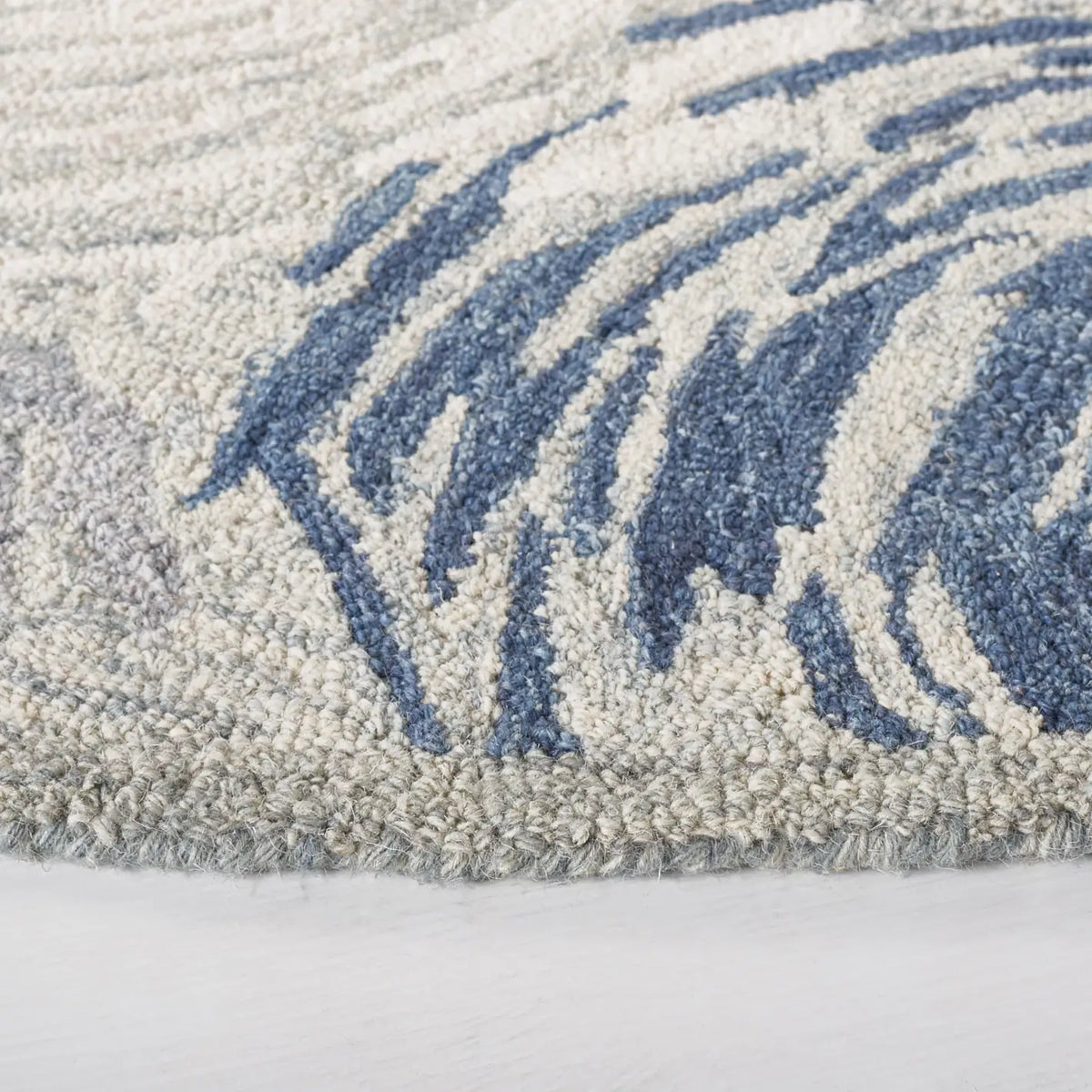 Safavieh Micro-Loop 5'-0" x 5'-0" Rug in Grey / Ivory