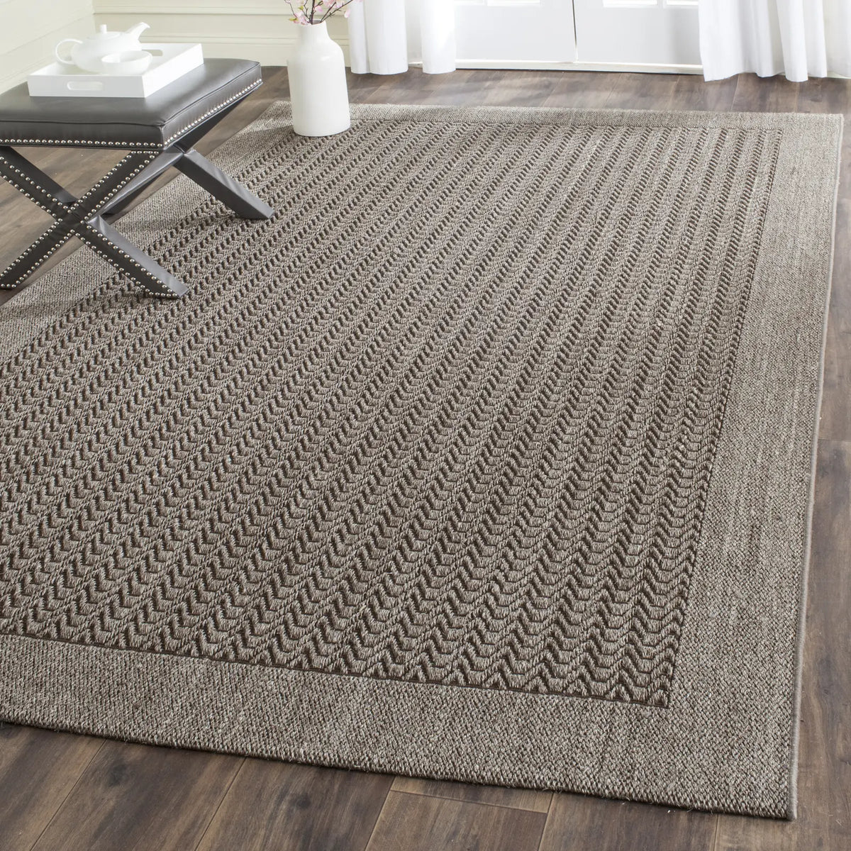 Safavieh Palm Beach 4'-0" x 6'-0" Rug in Silver