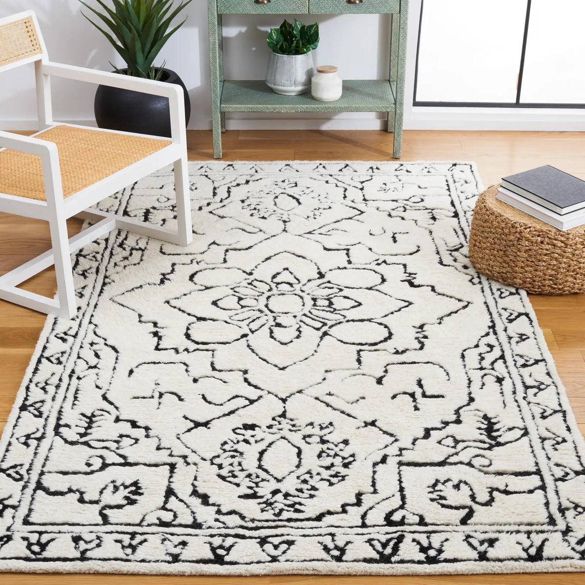 Safavieh Casablanca 4'-0" x 6'-0" Rug in Ivory / Black