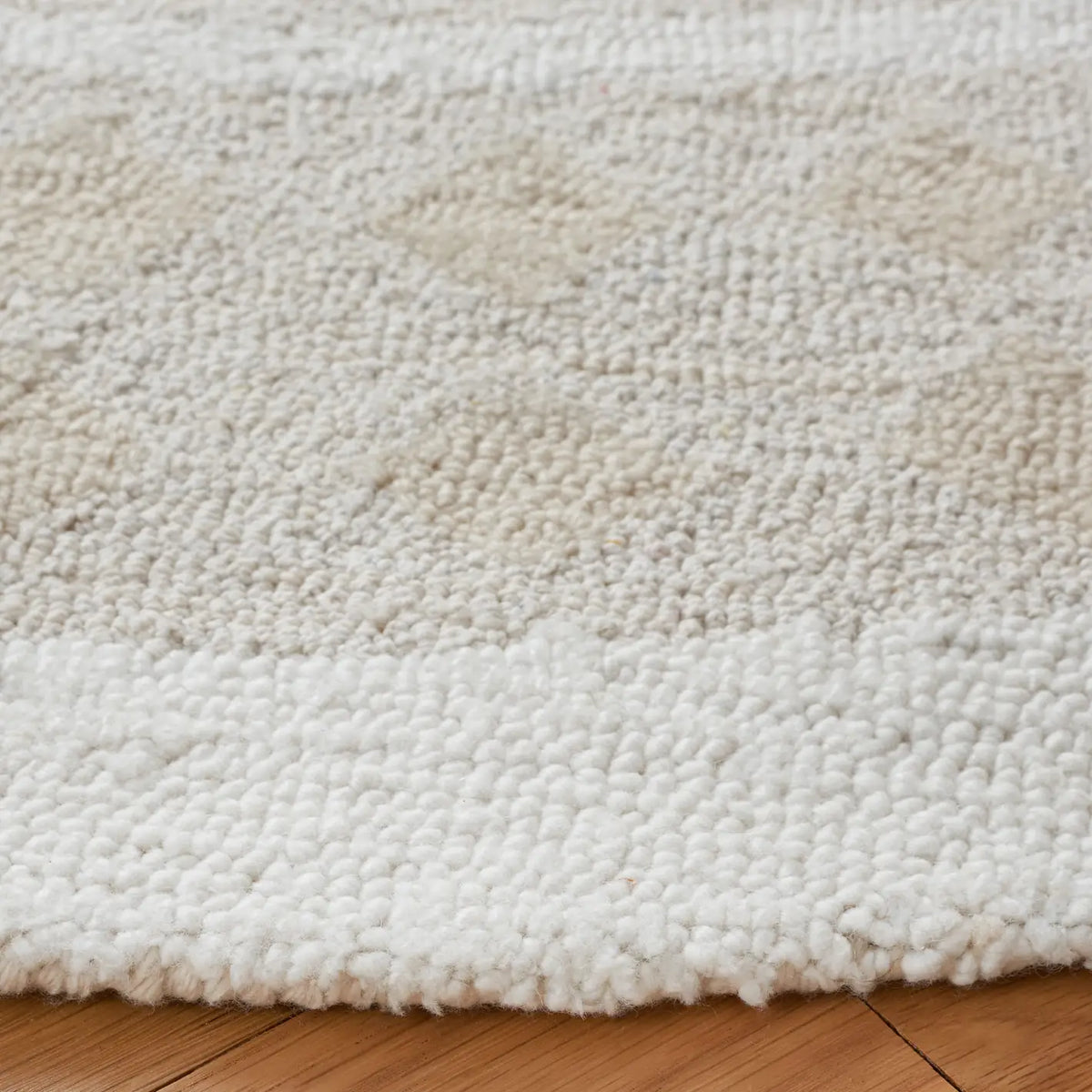 Safavieh Capri 6'-0" x 6'-0" Rug in Beige / Ivory