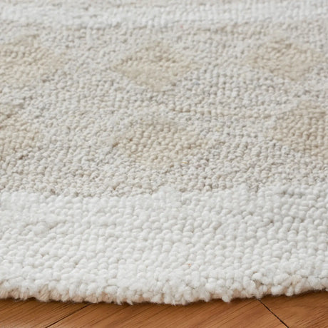 Safavieh Capri 6'-0" x 6'-0" Rug in Beige / Ivory