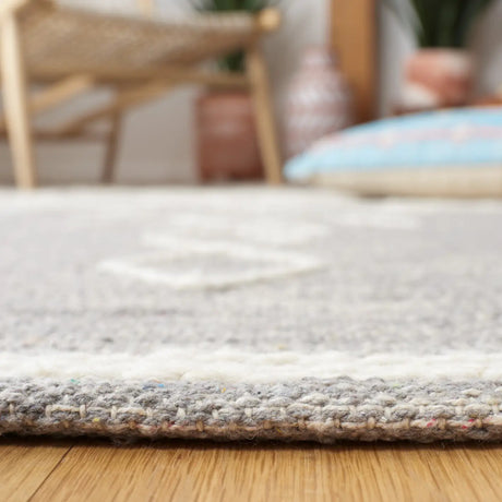 Safavieh Kilim 4'-0" x 6'-0" Rug in Grey / Ivory
