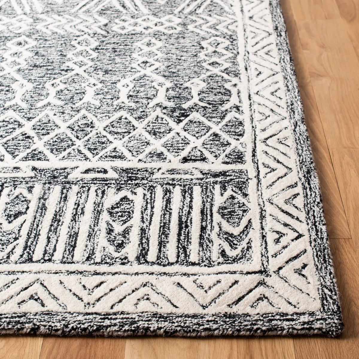 Safavieh Abstract 4'-0" x 6'-0" Rug in Ivory / Black