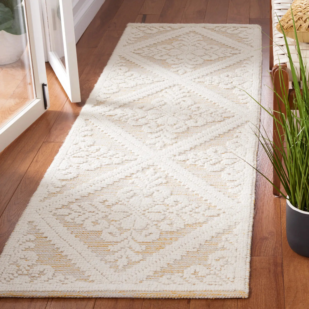 Safavieh Vermont 2'-3" x 8'-0" Rug in Ivory / Gold