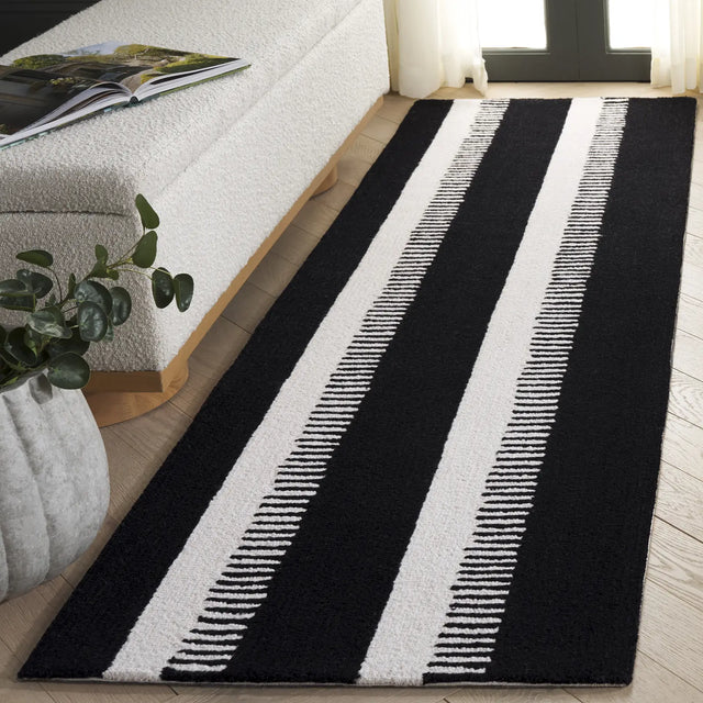 Safavieh Genre 2'-3" x 8'-0" Rug in Black / Ivory