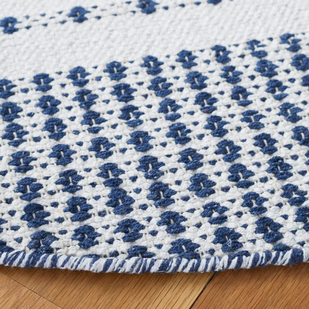 Safavieh Montauk 6'-0" x 6'-0" Rug in Navy / Ivory