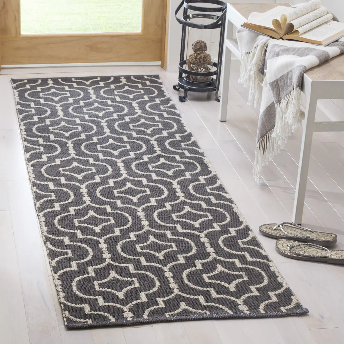 Safavieh Montauk 2'-3" x 7'-0" Rug in Dark Grey / Ivory