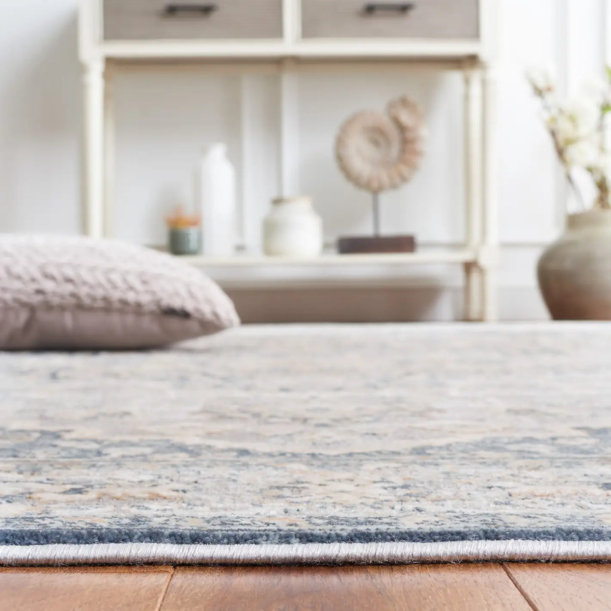 Safavieh Cosmopolitan 600 4'-0" x 6'-0" Rug in Cream / Blue