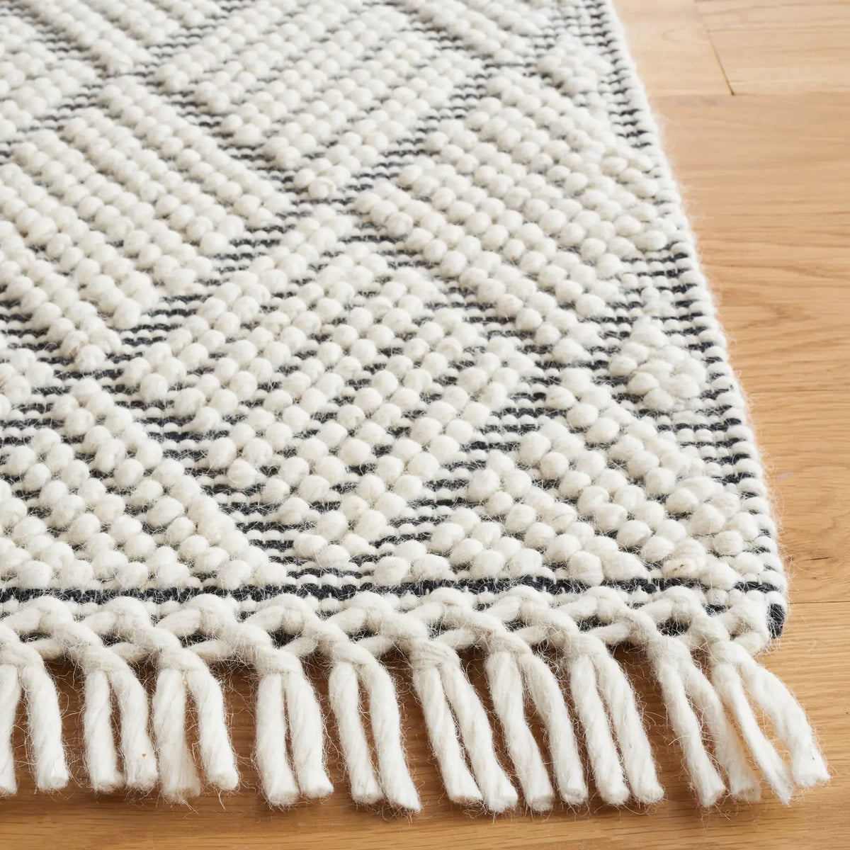 Safavieh Marbella 4'-0" x 6'-0" Rug in Ivory / Black