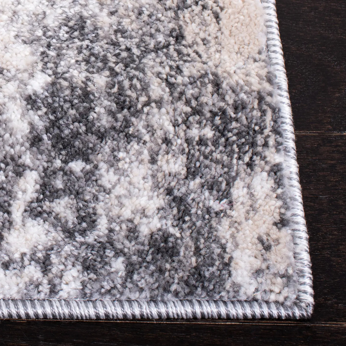 Safavieh Aston 4'-0" x 6'-0" Rug in Ivory / Grey