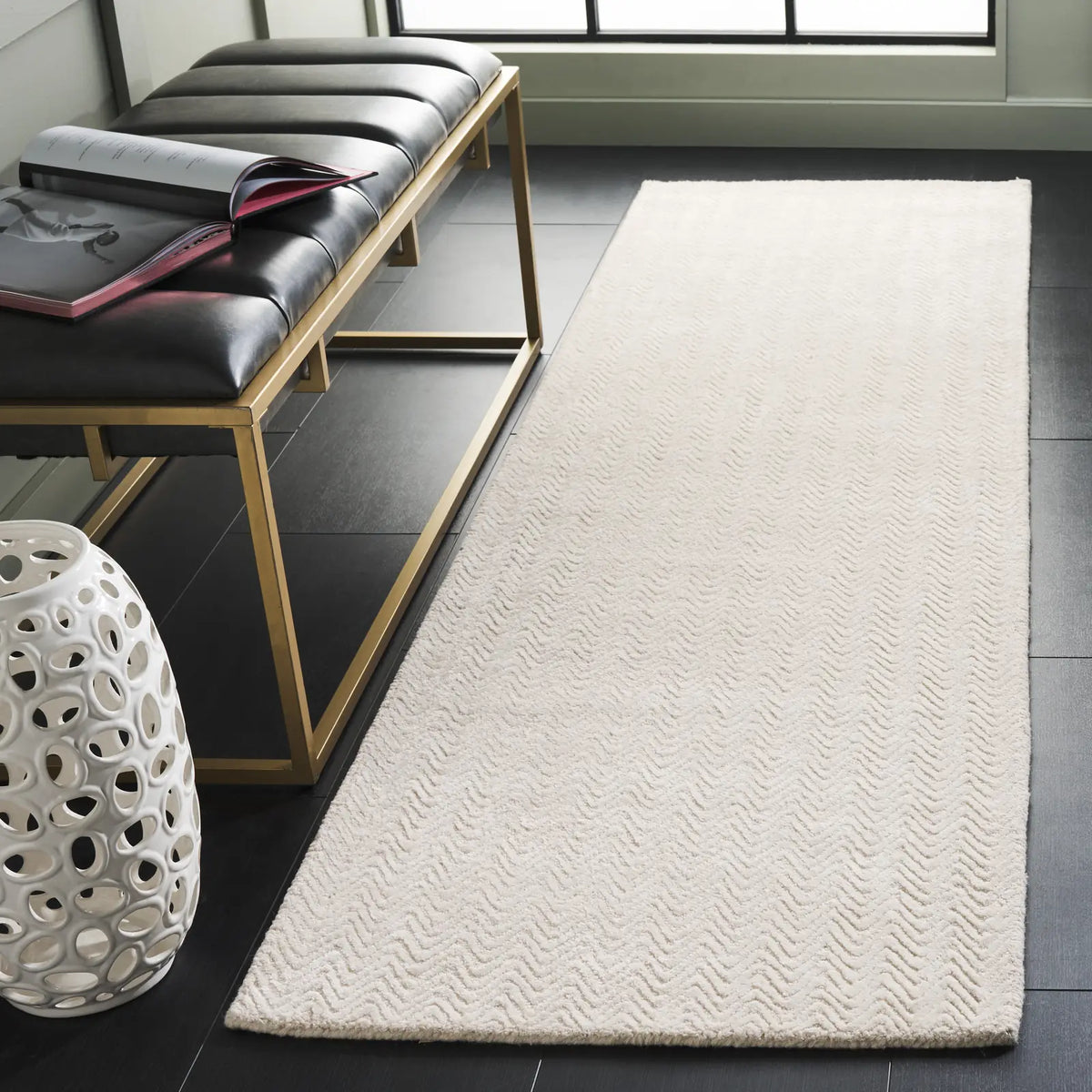 Safavieh Glamour 2'-3" x 8'-0" Rug in Ivory